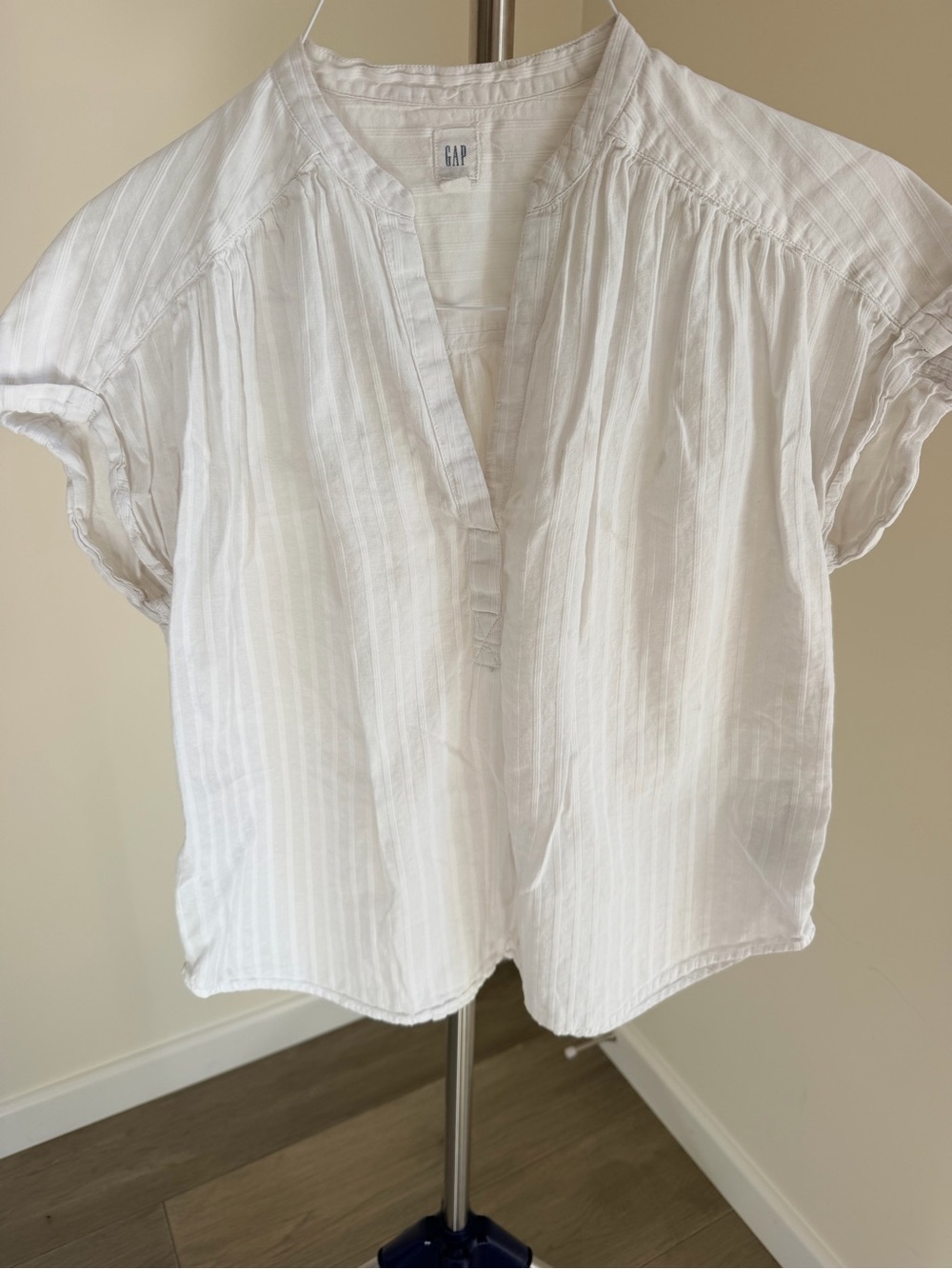 FREE* GAP Women's White Short Sleeve v Neck Blouse